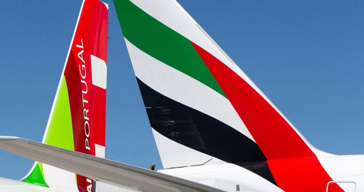 Caudas de aviões da TAP e da Emirates