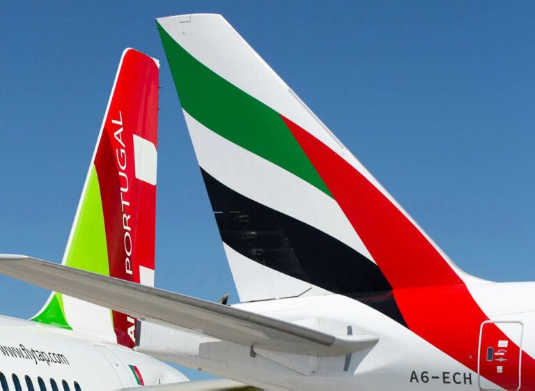 Caudas de aviões da TAP e da Emirates
