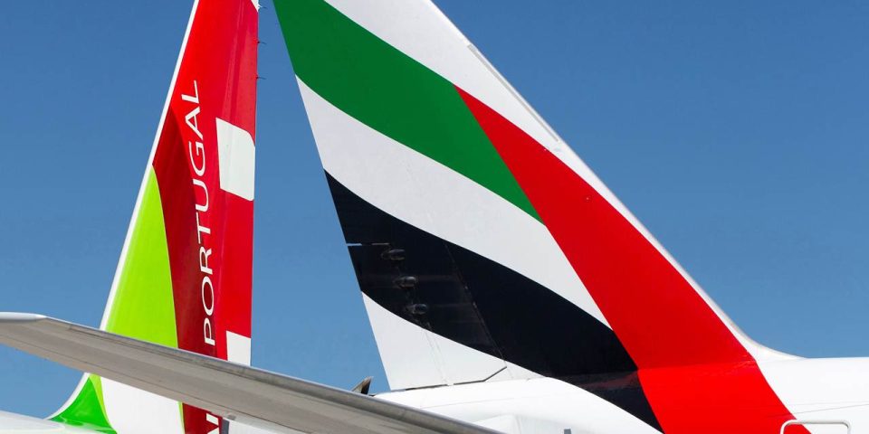 Caudas de aviões da TAP e da Emirates