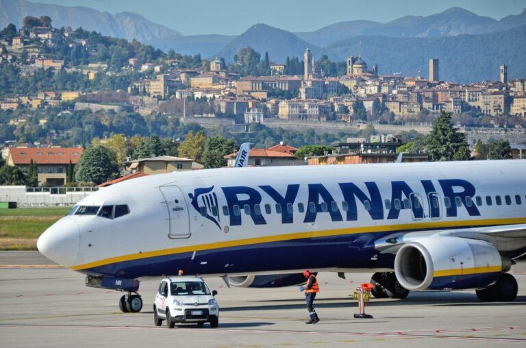 Avião da Ryanair no aeroporto de Bergamo